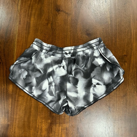 Lululemon Seek The Heat Shorts Size 4 - Picture 2 of 5